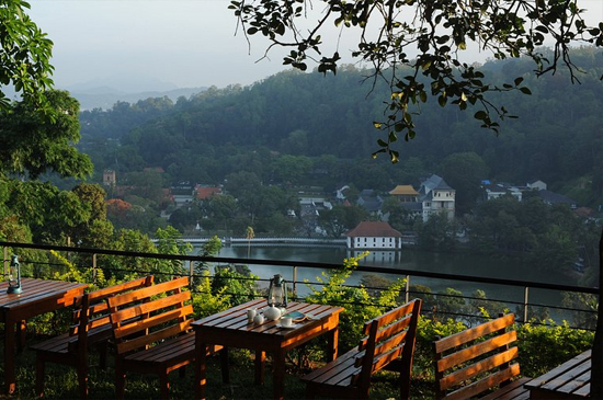 9.Romantic Lake View Dinner